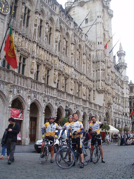 't Blijft toch schoon, de Grote Markt!
Alleen jammer dat die lelijke toeristen in de weg stonden!
