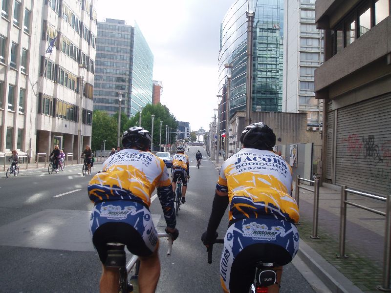 Op weg naar de Triomfboog van het Jubelpark 2
Stoppen of niet stopppen voor de rode lichten was vaak een dilemma tijdens onze tocht door Brussel.
Jammer dat de verkeerslichten niet op oranje pinklicht worden gezet.
