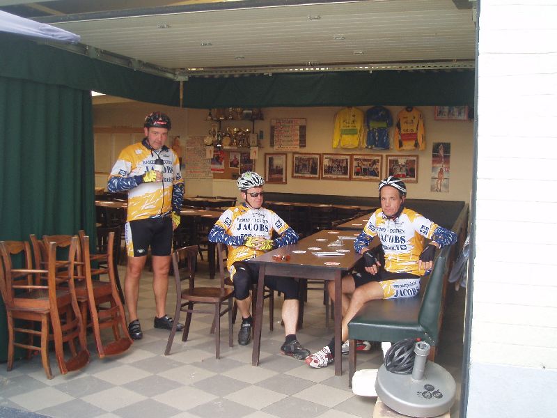 In de "garage" van In Den Congo
een al even traditionele tussenstop op de weg naar huis is cafÃ© In Den Congo in Vossem. Het goedkoopste cafÃ© van Vlaams Brabant!
