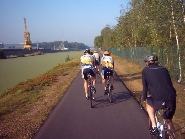 Langs Kempische Vaart
Hier waren we al op terugtocht van een rit die vertrok langs Bevel, Grobendonk, Vorselaar, Lille, Lichtaart en via de Mosselgoren naar de Kempische Vaart.
