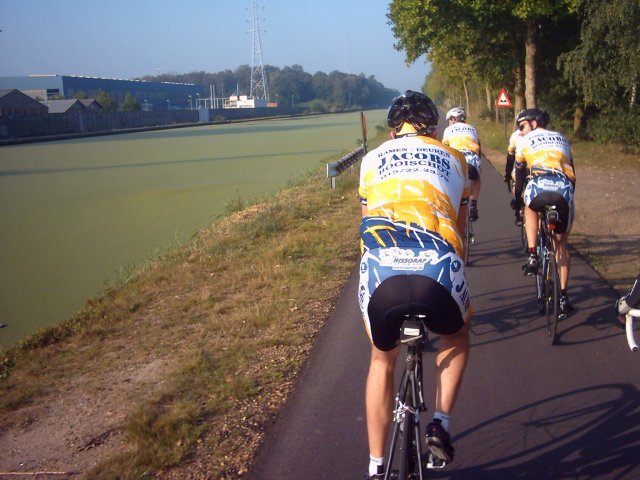 Niemand wil poseren
Zo'n glad pelouseke nodigt toch uit om er eens over te lopen. Op de vraag op eens te gaan poseren voor de foto reageerde echter niemand
