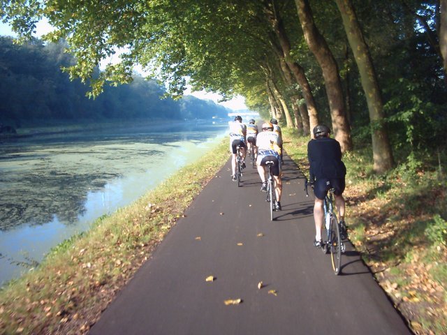 Einde van het kroos
Hier is het terug duidelijker dat we al een tijd langs het water aan het fietsen waren. Ook opvallend is dat het water spiegelglad is, doordat het bijna windstil was, uiteraard
