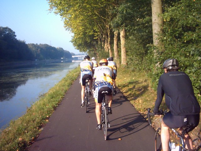 Stralend weer!
Zonnig maar niet te warm en geen wind. Prima fietsweer dus. Een toerist uit het naburige Wiekvorst was aangepikt en reed met ons mee, maar zou in Tongerlo plat rijden en na een snelle bandenwissel bij gebrek aan materiaal rustig huiswaarts keren.
