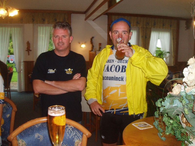 Een verdiende pint 4
Danny brengt zijn vochtbalans zo snel mogelijk terug in orde met halve liters witbier.
