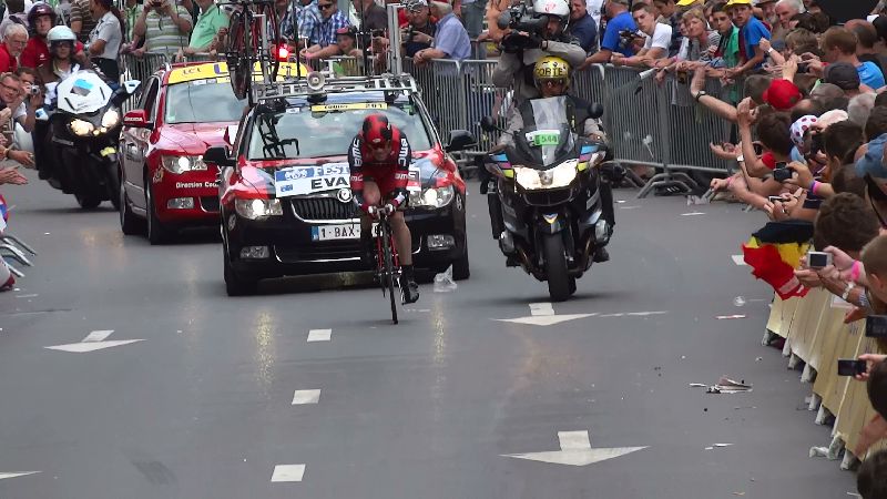 Cadel Evans in actie
Titelverdediger (niet in het geel aan de start), maar een matige tour.
