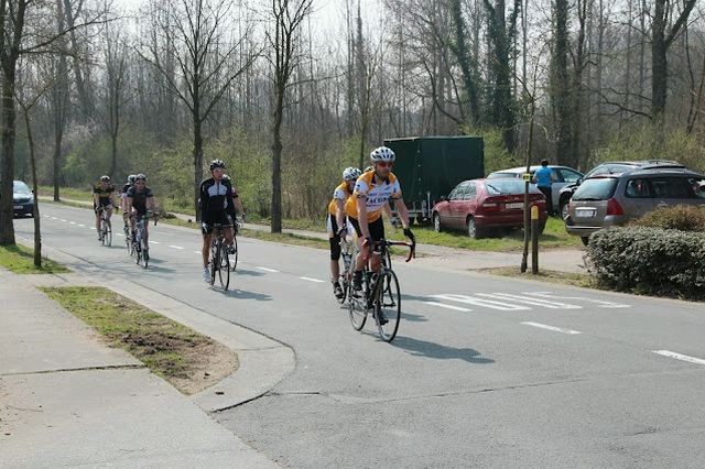 Moe maar voldaan
Na een stevige inspanning in de laatste kilometers bollen de eerste Nissorappers tevreden binnen na hun eerste toertocht.
