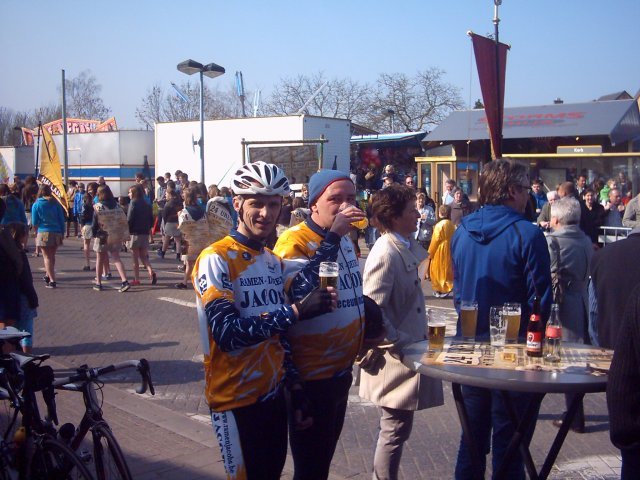 2 Nissorappers belijden hun wielerpassie
en drinken van de kelk des heils (die hun forme wel geen goed zal doen)
