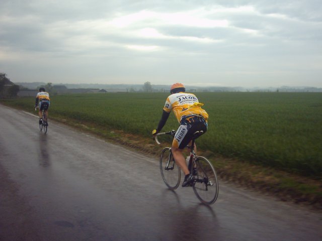 Danny Volgt Seppe
Tijdens de enige druilerige bui van een kwartiertje werden wij en de baan even goed nat. Gelukkig kwam de zon er snel door en werd het voor de rest nog een mooie rit.
