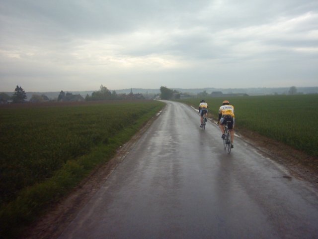 Lone Riders
Het lijkt een tafereel uit een wielerwestern. Twee eenzame rijders op weg naar een eenzaam dorpje in een desolaat landschap. Yippie-Ka-Yee !
