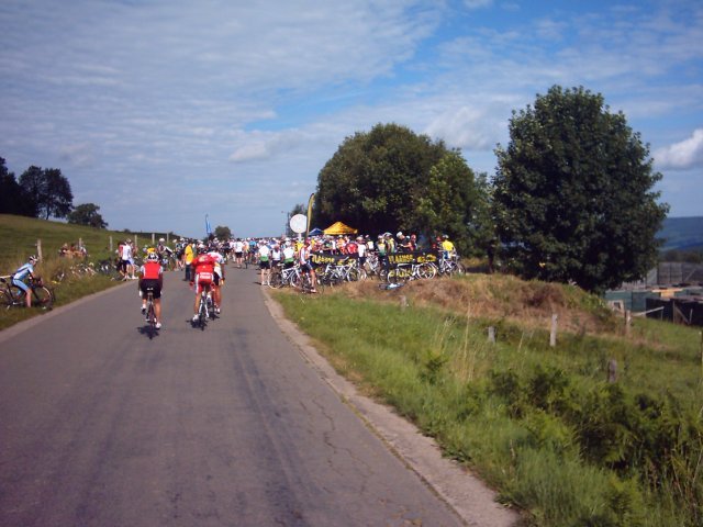 Veel volk aan bevoorrading
Aan de bevoorrading was het superdruk. Er was weer veel volk.
