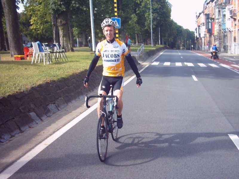 Pit op autovrije ring van Leuven
Normaal rijden we door de Naamsestraat richting centrum en Keizersberg als we van Heverlee komen, maar toen we op de autovrije ring terecht kwamen, mochten we de laatste kilometers van de GP Jef Scherens verkennen. Aan het station kwamen we een select groepje 'groene' Europcars tegen.
