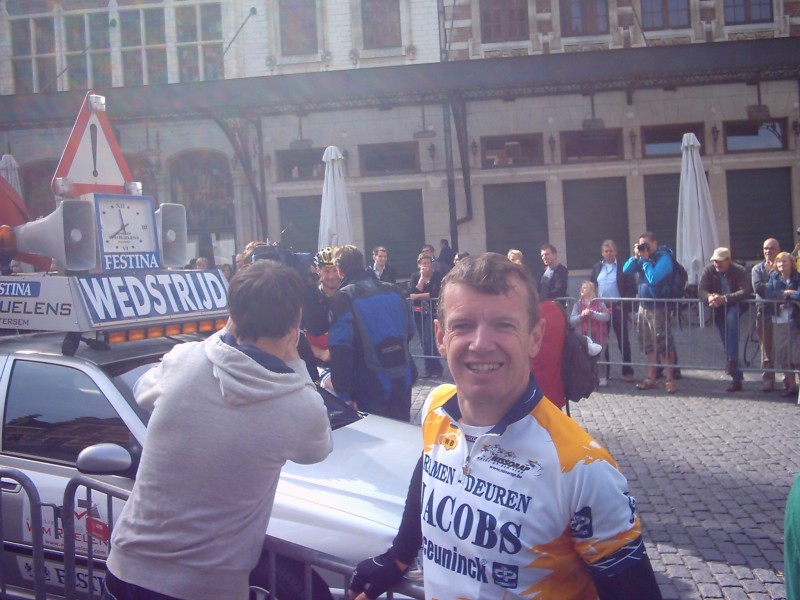 Boonen met Pit
Tom Boonen hadden we allebei even snel herkend, en toen hij terugkwam was het natuurlijk zaak om met hem op de foto te geraken. Een behulpzame Renaat Schotte hield hem tegen voor een interview en de Pit kreeg zijn moment-de-gloire.
