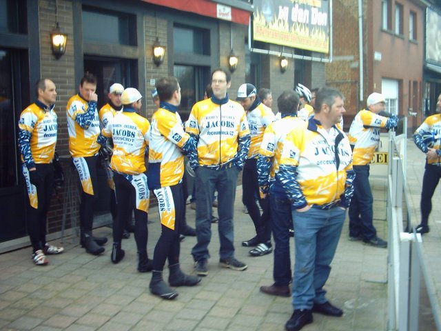 Samen op foto
Buiten voor Den Don verzamelen voor een unieke groepsfoto
