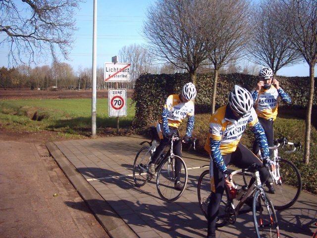 Plat gereden ergens in de Kempen
Bekijk de foto, en wees dan verwonderd. Want 2 clubleden die op deze foto staan, vroegen enkele meters verder waar we juist waren ? De "Doe wel en zie niet om"-generatie zeker ? 
