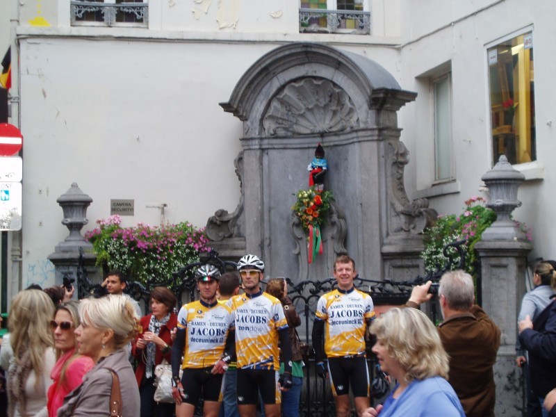 De Mannekens Pis 1
De poseurs zijn er klaar voor en ze staan er ook goed op, de Pit op karakter.
