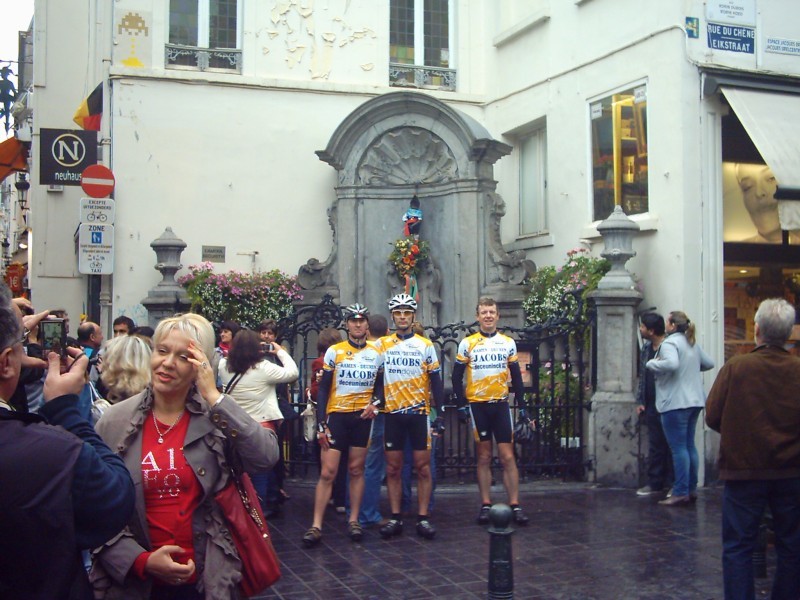 De Mannekens Pis 4
En de poseurs blijven poseren, en de Pit gaat ook door.
