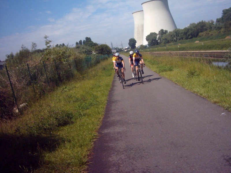 Groep met koeltorens 2
Hier rijden we langs de gekanaliseerde Zenne.
