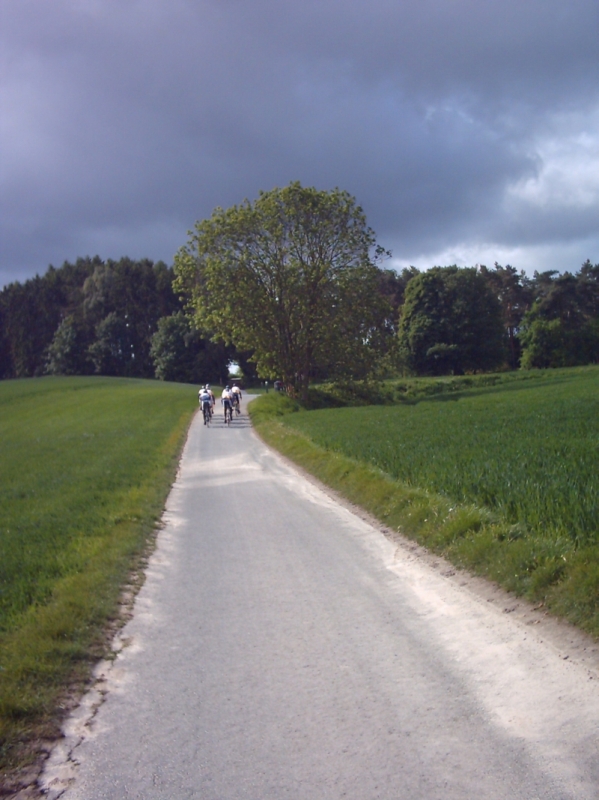 Snel het land uit
De lucht betrok snel maar we konden tussen de buien door fietsen richting Duisburg en Huldenberg. 
