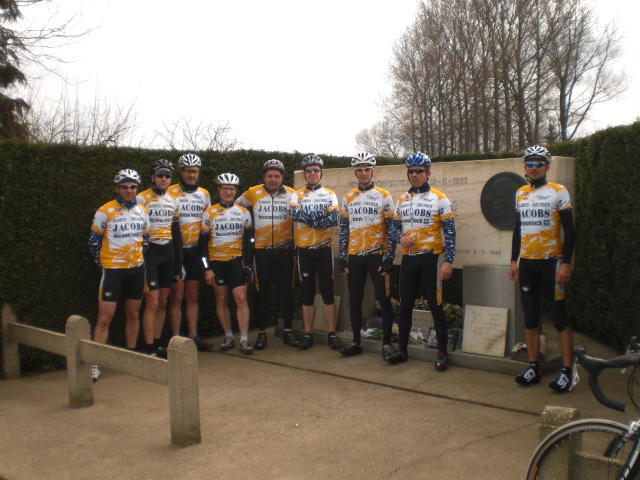 Groep aan monument 2
de obligate reservefoto. (gelukkig is iedereen blijven staan, dus ik kan de van-links-naar-rechts gewoon kopiÃ«ren)
