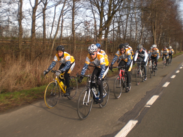 Groep op dreef
De groep op weg naar de zogenaamde Alpe d'Huez- bocht aan de brug over de E19 in Melsbroek
