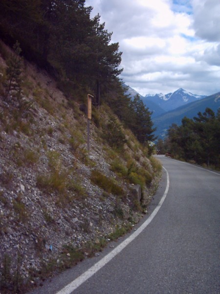 Eggie passeert dien andere
Eggie heeft de beter benen teruggevonden, en passeert een andere klimmer op Torri di Fraele. Na de afdaling van de Gavia, besloten we samen met Jokke om deze klim er nog bij te pakken. De anderen hadden hem al gedaan, en waren er lovend over. Zowel over de klim en omgeving, als over het uitzicht boven.  
