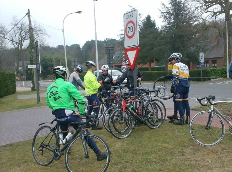 Jokke rijdt plat 3/5
(vervolg verhaal) Warre, Brokke en Joeri kijken toe, Jokke vraagt het nieuwe bandje aan Johan terwijl hij het oude nog vast heeft, Eggie en Raf hebben nog niets gevonden.  
