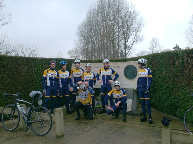 Testfoto van voorbijrijder
Gelukkig kwam er een vriendelijk wielertoerist-pendelaar voorbij die wel even een foto wou nemen. Met deze eerste testfoto was hij den Hale te snel af, want die was nog bezig met zijn helm op te zetten. Maar de anderen zijn ook nog niet klaar, en de Jokke kijkt nog even of hij nu op de goede plaats staat.
