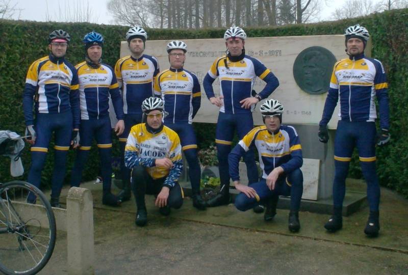 Groepsfoto Memorial 2
En dit is dan de officiÃ«le Memorial MonsÃ©rÃ© 2015 foto. Spijtig dat den Hale een beetje uit de toon valt met zijn kledij.
