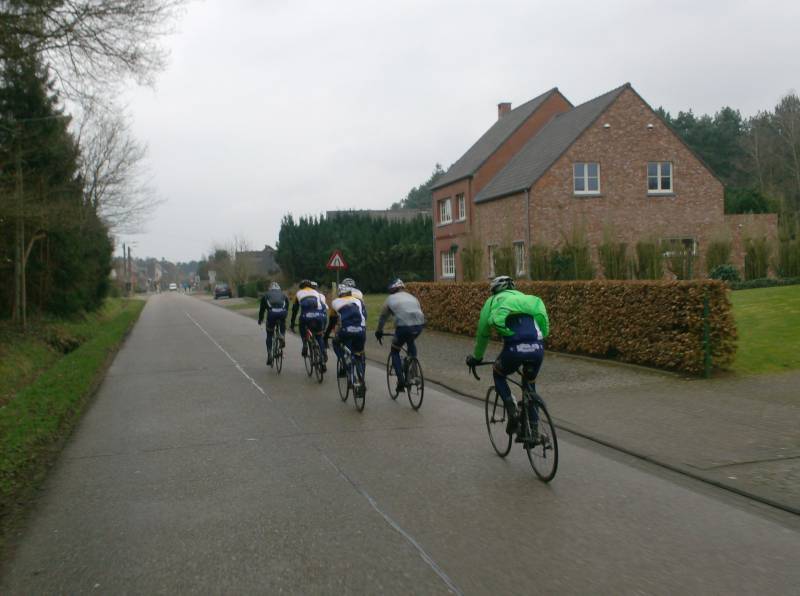 Windaf naar huis 2
De Warre zijn hesje waait bijna over zijn helm van de wind van achteren.
