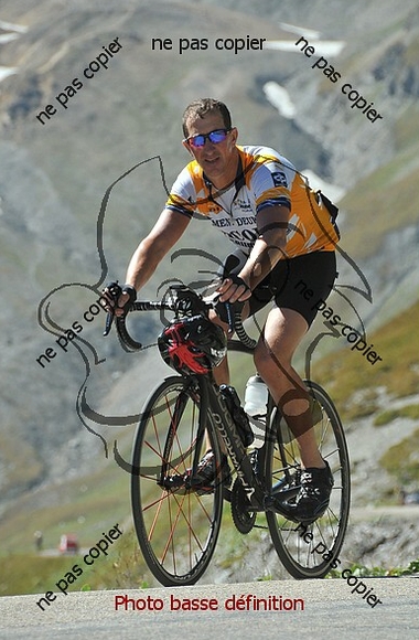 Woens beklimt de Col de l'Iseran (1)
