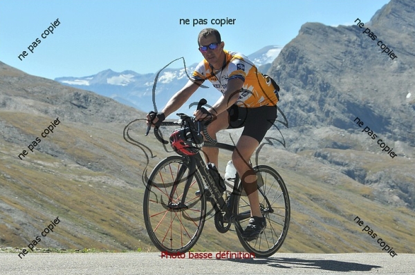 Woens beklimt de Col de l'Iseran (2)
