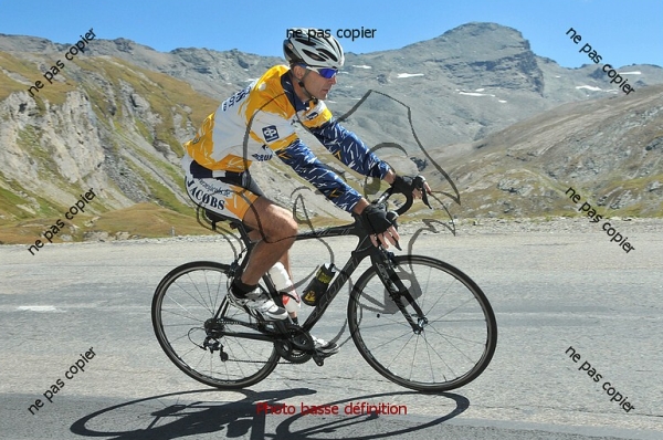 Warre daalt de Col de l'Iseran af

