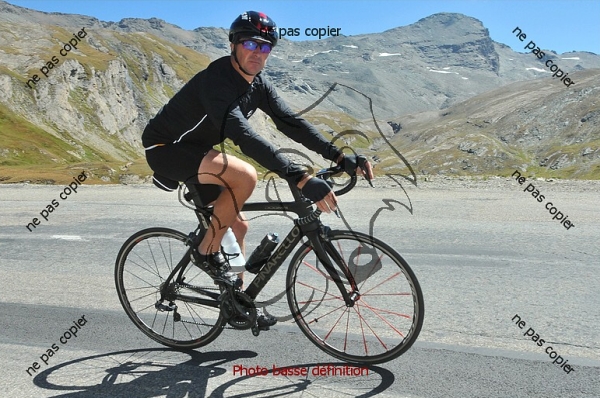 Woens daalt de Col de l'Iseran af
