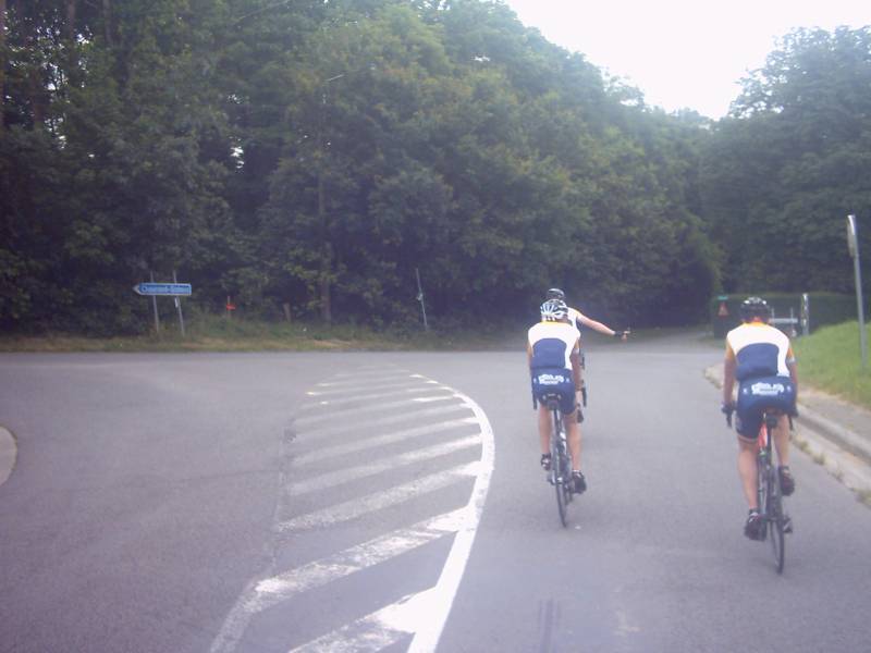 Naar Rechts
Pit geeft de weg aan, want hij alleen kent het parcours en de weg tout-cours. De anderen zijn op vreemd terrein in de deelgemeenten van Waver
