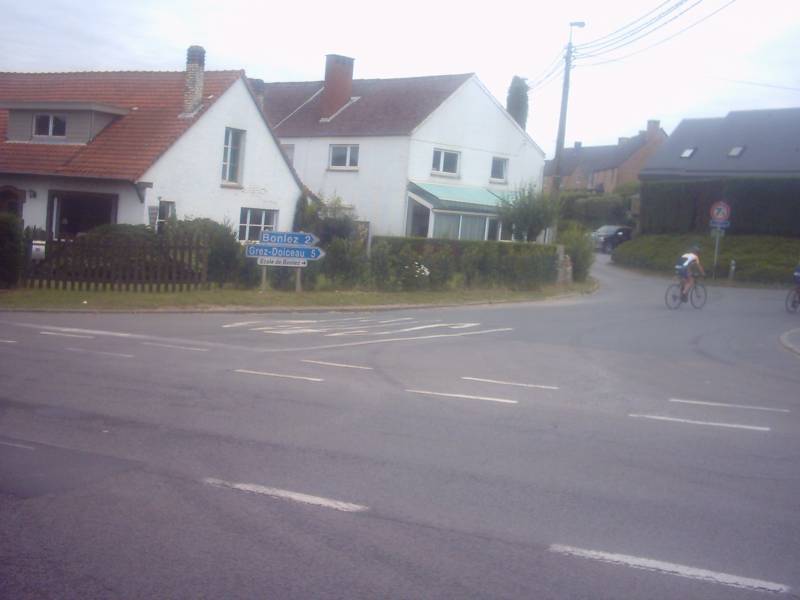 We zijn er bijna 1
Eindelijk krijgen we een wegwijzer richting ons doel te zien. Grez-Doiceau nog 5 kilometer.

