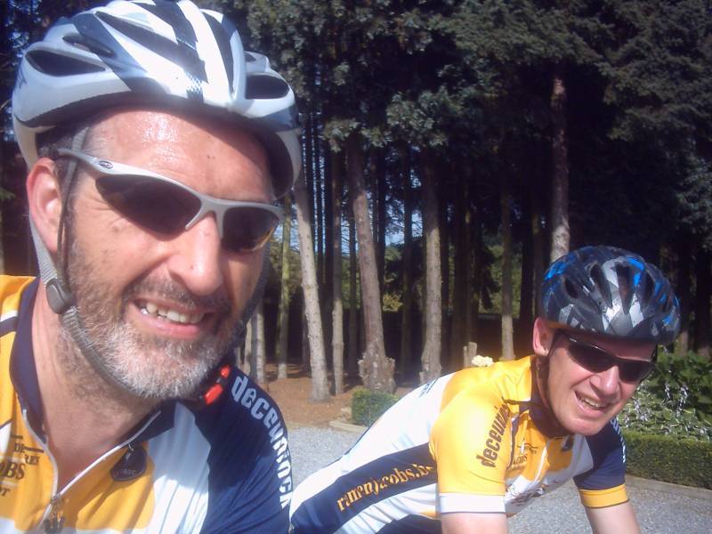 Helmen-selfie
Enthousiasme troef op deze zonnige zondagmorgen. Er zal gestopt worden onderweg. Het kan en het mag. Een selfie met helmen tijdens een helmenrit. Het kan en het mag!
