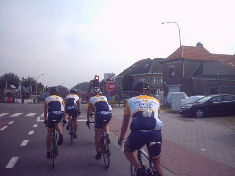 We waren in Kumtich 1
Stoppen voor het rode licht vlak voor het verlaten van de dorpskom van Kumtich.
