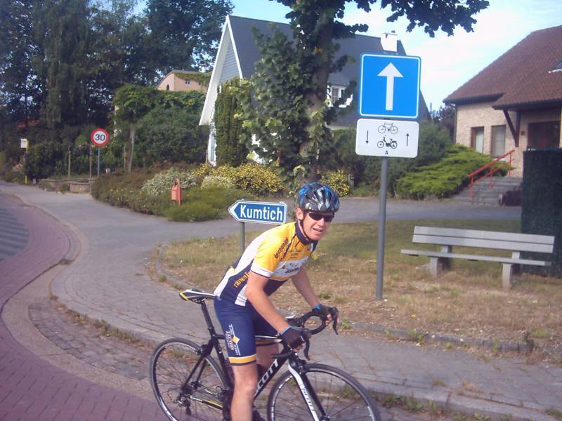 Pit kwam van Kumtich
De Pit, hij kwam van Kumtich, en hij wist ons weer langs mooie wegen te sturen.
