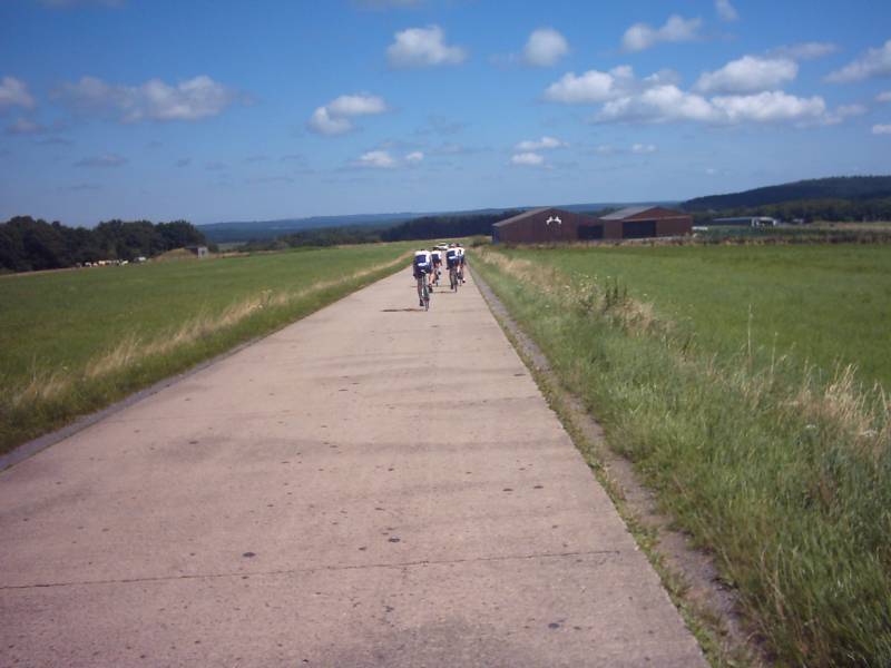 Ranch 1
De weg loopt verder af in de mooie vallei, en dwarst de uitgestrekte landerijen van een boerderij die precies ingekleed is als ranch.

