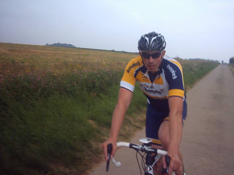 De Joeri in ons team
Na enkele weken afwezigheid is de Joeri er nog eens bij. En hij is in vorm, en altijd in frontlinie als je hem nodig hebt. Op het einde zet hij nog een sterke kopbeurt neer richting Booischot.
