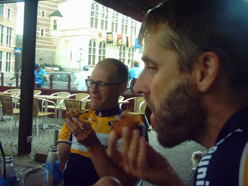 Johan en Raf vlaaike eten
Ook Johan en Raf laten het zich smaken.
