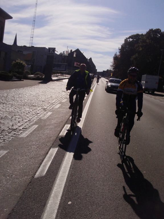 Naar Den Don 3
Nog steeds Eggie, die in het zog van de camerafietser naar beneden bolt op de fiets van Johan. Rudy heeft gelukkig een dikke frak aan tegen de zucht van de voorbijzoevende Eggie.
Daarachter nog 2 Nissorappers
