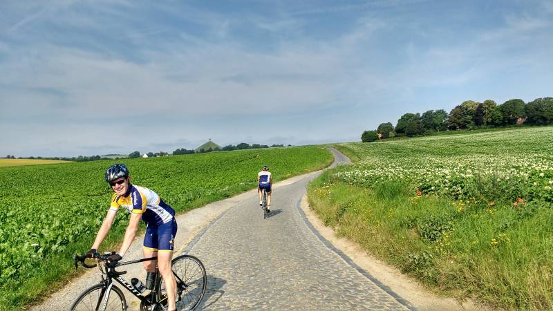 Pit foutloos parcours
Ook Pit op de de foto met de Leeuw in de verte. Weer een fameuze krachttoer van hem om een geweldig mooie rit uit te stippelen, en deze dan ook nog foutloos te rijden, aan een strak tempo.
