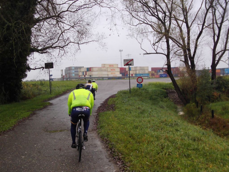 De Kanaaldijk Op
Na een ommetje langs Uilenberg en Bouwel, komen we langs Mols Beton in Grobbendonk de Albertkanaaldijk op
