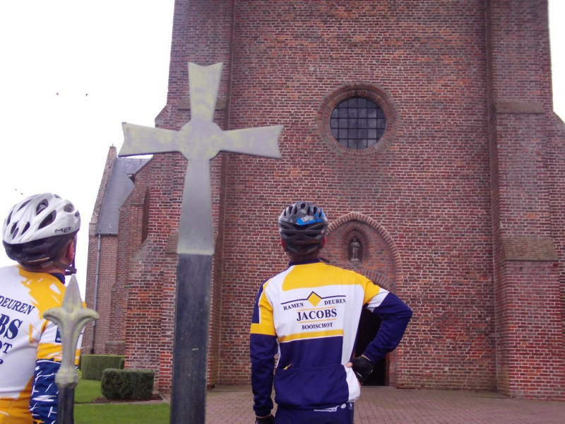 Pit Zoekt Kogel
Aangekomen bij de kerk van Wortel sturen we Pit op pad om de kogel in de kerk zelf te zoeken.
