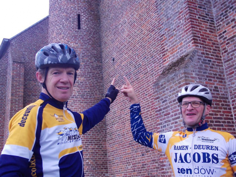 Pit Heeft Kogel Gevonden
De traditionele Nissorap-pose wanneer iets op de foto moet aangewezen worden.
