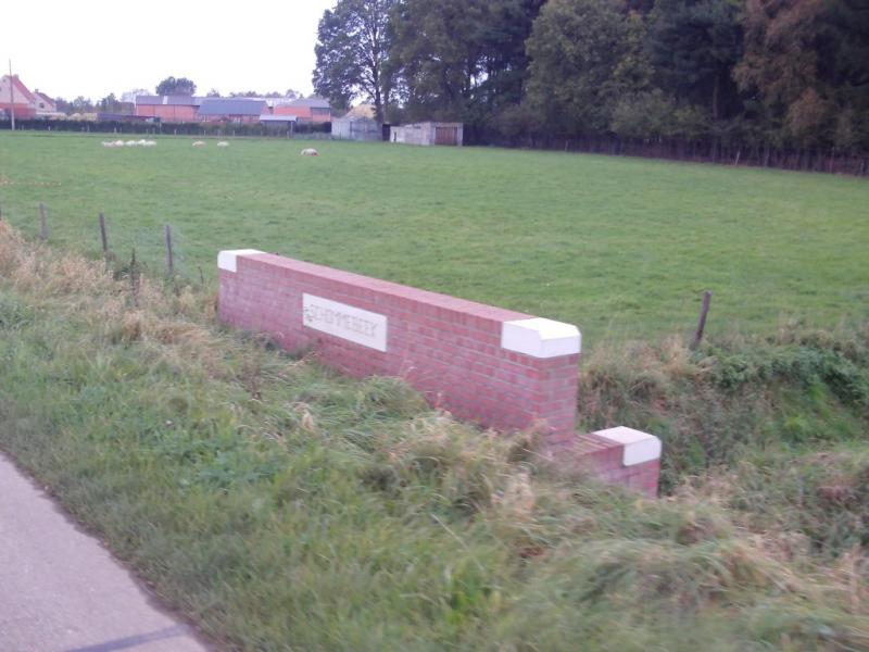Over De Schommelbeek
Toch maar een foto van de duiker van de Schommelbeek. Mooi dat de gemeente de namen van de rivieren en beken vermeldt op de duikers.
