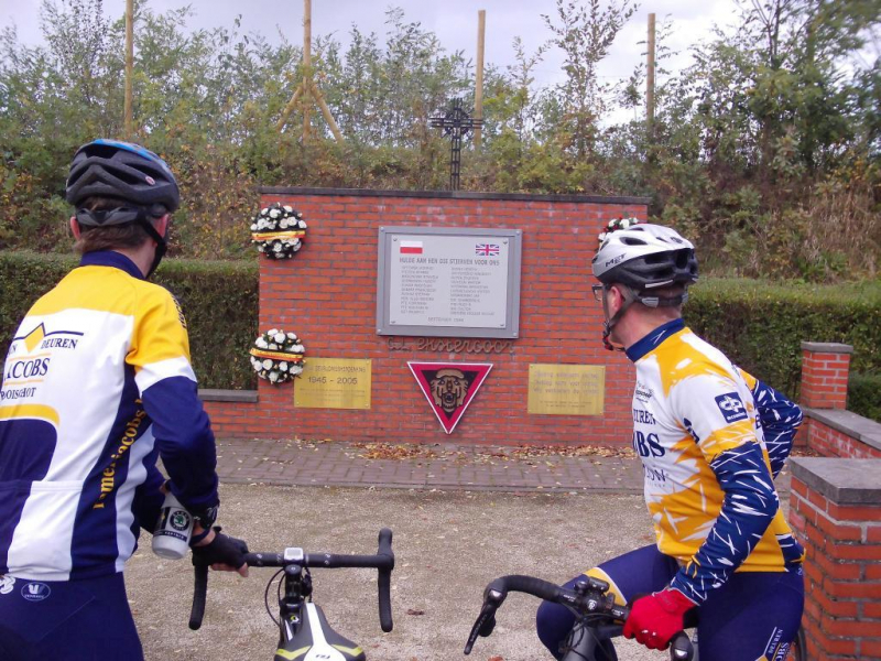 Helden Van Ekstergoor
Johan wist ook nog een monument liggen in de wijk Ekstergoor. Een Brits regiment, de "Polar Bears", heeft hier een bres geslagen in de Duitse linies om zo Wortel Kolonie te bevrijden. Lees meer op [url=https://www.deblakheide.be/index.php/9-de-blakheide-galerij/13-wandelen-homepage]deze site[/url]
