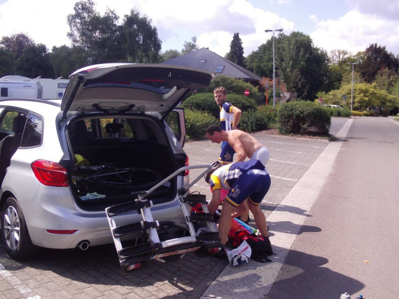 Inladen 1
Wagen 1 met Johan, Raf en Woens. Woens is bijna helemaal "drooggedouchet" zoals dat heet: zweet afdrogen en deo sprayen en klaar.
