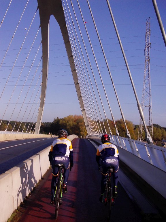 Nieuwe Kanaalbrug Meerhout 1
Pit en Woensn nemen het fietspad over de nieuwe kanaalbrug in Meerhout.
